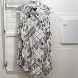 Torrid tank/shell like new